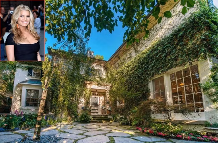 Jessica Simpson khiến quản gia và những người phục vụ phát sợ bởi những mảng tóc nối của cô rơi rụng khắp nơi trong nhà. Chưa hết, quần áo của cô luôn vứt lung tung khắp nơi, phòng ngủ thì lúc nào cũng vương vãi mi giả.