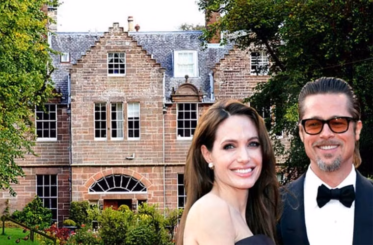 Cựu quản gia nhà Brad Pitt và Angelina Jolie cũng cho biết, biệt thự của hai ngôi sao Hollywood luôn bẩn thỉu, bừa bộn. Hộp pizza vứt khắp mọi xó nhà, thức ăn vương vãi khắp nơi. Tường nhà chi chit hình vẽ của bọn trẻ và bôi đầy kem đánh răng trên đó.