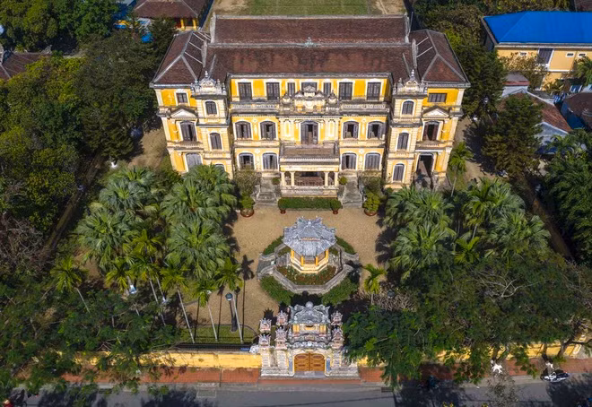 Theo Trung tâm Bảo tồn Di tích Cố đô Huế, hai chữ Khải Tường do chính vua Khải Định đặt, với ý nghĩa là nơi khởi phát điềm lành. Lầu Khải Tường tại cung An Định là công trình 3 tầng, được xây dựng theo kiểu lâu đài châu Âu bằng những vật liệu mới lúc bấy giờ, bên trong nội thất được trang trí công phu, phong phú.