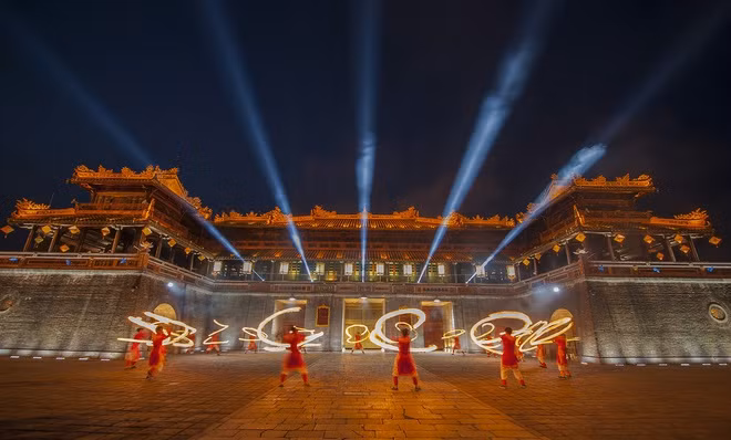 Kiến trúc Ngọ Môn gồm 2 phần chính là đài - cổng và lầu Ngũ Phụng. Đài - cổng có bình diện hình chữ U vuông góc, cao gần 5 m, trổ 5 lối đi, lối chính giữa xưa chỉ dành cho vua. Lầu Ngũ Phụng đặt phía trên đài - cổng, có bộ mái lợp ngói vàng, xanh, trang trí nhiều hình chim phụng, mang dáng vẻ thanh thoát.