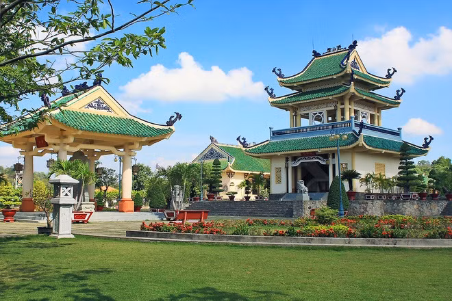 Theo Cổng TTĐT Đồng Nai, tên gọi địa danh Đồng Nai có thể hiểu là "cánh đồng có những con nai". Lối đặt tên địa danh gắn dạng địa hình với tên thú rất phổ biến ở Việt Nam, đặc biệt là tại Nam Bộ. Các nhà nho xưa khi dịch địa danh Đồng Nai sang chữ Hán cũng đã dùng từ Lộc Dã với cùng ý nghĩa trên (Lộc: con nai, Dã: cánh đồng).