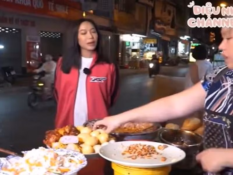 Nữ diễn viên "Thập tam muội" mặc váy áo rộng để che bụng bầu. Ảnh: Vietnamnet