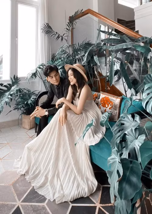 Trên trang cá nhân, Phi Hùng đăng tải hình ảnh bên một cô gái. Dưới bài đăng, chồng cũ của Lâm Khánh Chi xác nhận, cô gái này là người mẫu. Ảnh: FB Phi Hùng