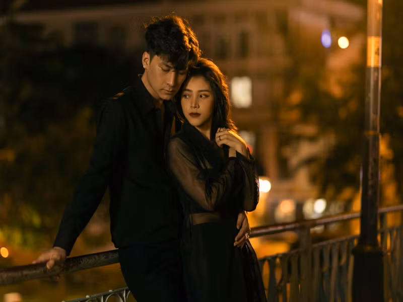 Cách đây ít ngày, Phi Hùng chia sẻ bộ ảnh tình cảm bên một cô gái lạ trên đường phố. Ảnh: Yan