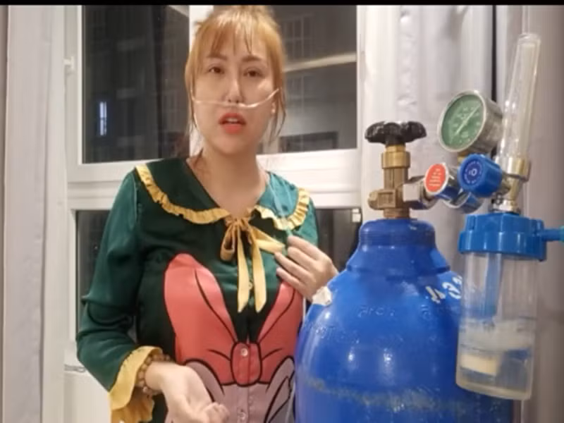 Phi Thanh Vân cho biết cô liên tục sử dụng dung dịch nước muối để xông mũi và chỉ sử dụng oxy khi cảm thấy rất mệt. Ngoài ra, Phi Thanh Vân tập hít thở, tự làm việc nhà để người khỏe nhanh hơn. Song song với việc uống thuốc, nữ diễn viên ăn nhiều rau xanh, hoa quả. Ảnh: Vietnamnet