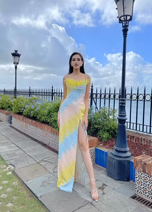 Mới đây, Đỗ Thị Hà chia sẻ loạt ảnh cùng 5 thí sinh khác của cuộc thi Miss World 2021 - Hoa hậu Thế giới 2021 đến thăm Văn phòng Thống đốc quốc gia Puerto Rico.