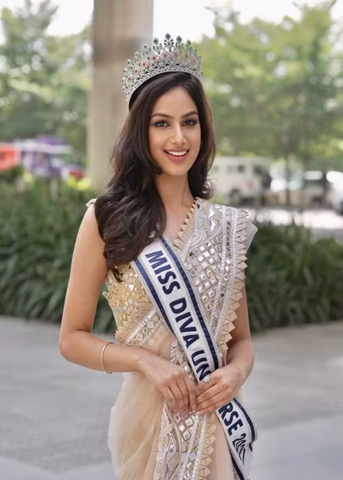Dàn đối thủ đáng gờm của Kim Duyên còn có Harnaaz Sandhu. Cô là đại diện Ấn Độ. Harnaaz năm nay 21 tuổi, có gương mặt xinh đẹp tựa nữ thần, chiều cao 1m77. Đại diện Ấn Độ hiện theo học bằng thạc sĩ. Ảnh: Missosology