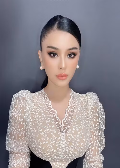 Trước nghi vấn chia tay Phi Hùng, Lâm Khánh Chi phủ nhận: "Anh Hùng về quê rồi, Khánh Chi bây giờ đang quen cuộc sống một mình. Anh Hùng về quê vì sắp tới kinh doanh bất động sản ở quê. Bây giờ, 2 vợ chồng mỗi người làm một nơi. Khi nào rảnh anh Hùng sẽ lên thăm Khánh Chi". Ảnh: FB Lâm Khánh Chi
