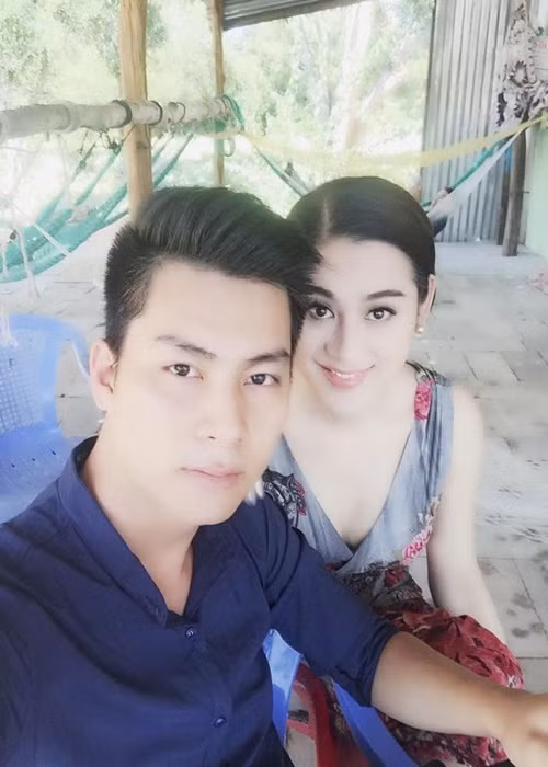 Tháng 11/2021, Lâm Khánh Chi đăng tải hình ảnh bên chồng trẻ Phi Hùng kèm chú thích: “Ngày mình yêu nhau anh nói ước mơ trầu cau. Nhưng đâu có ngờ tình mình 2 đứa 2 nơi”. Status của nữ ca sĩ chuyển giới làm rộ tin đồn hôn nhân của cô rạn nứt. Ảnh: FB Lâm Khánh Chi