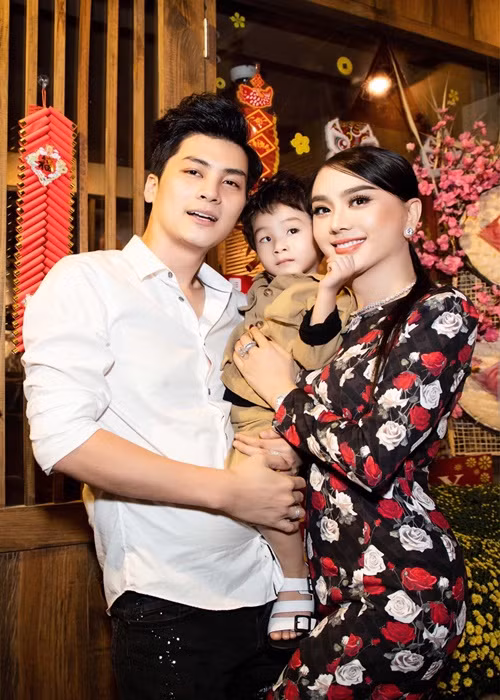 Năm 2020, Lâm Khánh Chi dọn về nhà bố mẹ đẻ sống cùng con trai vì mâu thuẫn với chồng. Tuy nhiên, 1 tuần sau đó, nữ ca sĩ chuyển giới được chồng trẻ đón về nhà. Ảnh: FB Lâm Khánh Chi