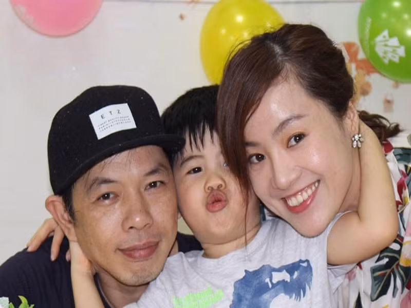 Khi Thái Hòa đóng “Cây táo nở hoa”, anh bị stress còn vợ anh bạc hết tóc vì lo cho anh. “Vợ tôi làm rất nhiều điều để giúp tôi vượt qua giai đoạn này. Ví dụ, vợ cho tôi đi tịnh tâm, lo lắng hết mọi thứ cho tôi từ ăn uống đến cuộc sống, động viên tôi rất nhiều”, Thái Hòa chia sẻ. Ảnh: FB Thái Hòa