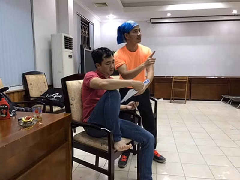 Theo đạo diễn Đỗ Thanh Hải, rất nhiều lần Xuân Bắc mong được đóng Táo hoặc vai khác nhưng không ai thay thế được. “Ba nghệ sĩ đó là cái trục của chương trình. Họ không chỉ thuộc mỗi lời thoại của mình mà phải thuộc lời thoại của tất cả người khác. Họ có mặt từ đầu chí cuối để tập cùng các nghệ sĩ khác, sao cho diễn để ăn ý với từng người một”, nam đạo diễn cho hay. Ảnh: Dân Việt