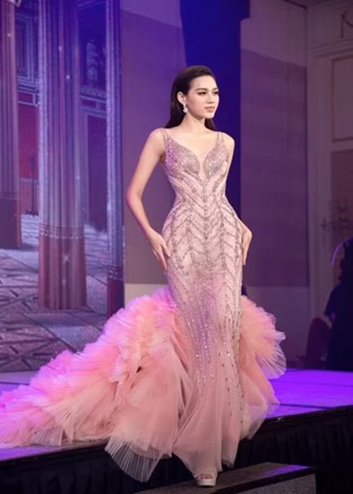 Đỗ Thị Hà sẽ mặc đầm đuôi cá của NTK Đỗ Long. Thiết kế khai thác vẻ đẹp từ hình ảnh uốn lượn đầy chân thực và sống động của những đồng ruộng bậc thang bao la vùng Tây Bắc khi nhìn từ trên cao. Phom dáng đầm đuôi cá cổ điển được đính kết hơn 1000 viên đá sapphire giúp Đỗ Thị Hà tôn lên đường cong hoàn hảo. Phần đuôi váy được biến tấu lạ mắt bằng việc xếp ly lưới chuyển màu thủ công càng mô tả rõ nét hơn vẻ đẹp huyền ảo của những cánh ruộng bậc thang trong ánh nắng. Ảnh: Sen Vàng