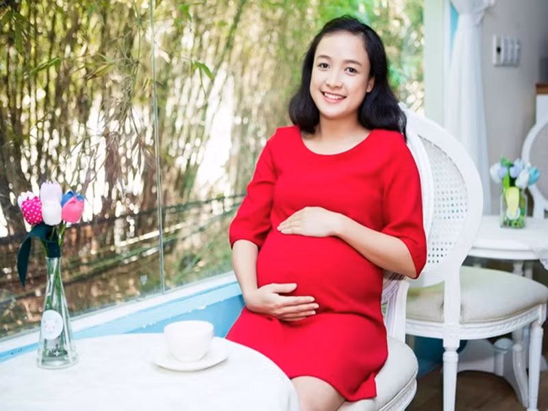 Sau một thời gian yêu nhau, Hải Thanh muốn đính hôn vì sợ mất Lê Bê La. Nữ diễn viên nhận lời vì biết rằng mình sẽ không gặp được ai tốt hơn anh. Ảnh: Zing