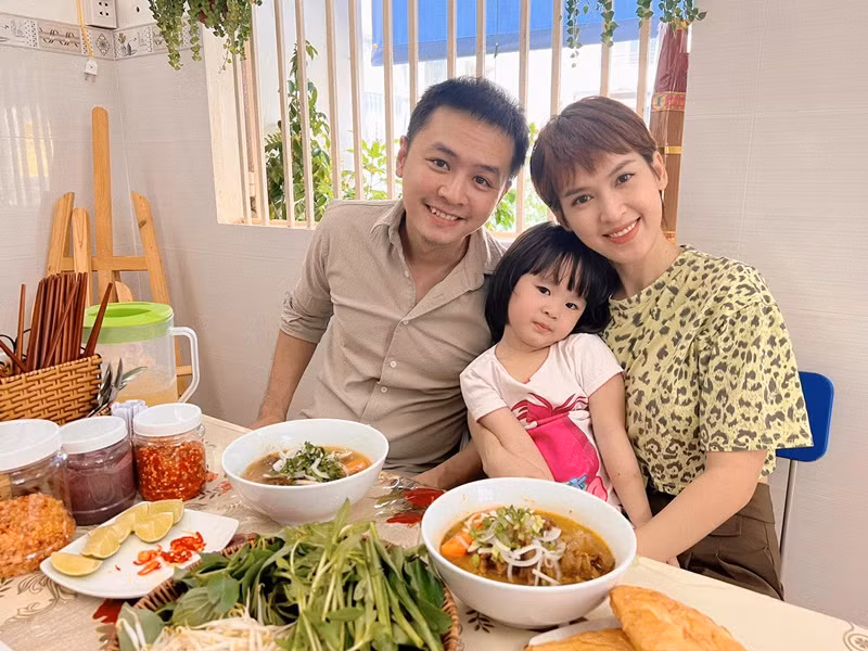 Đảm nhận vai cô sinh viên chăm chỉ, thẳng thắn tên Trà trong phim “Cổng mặt trời”, Tú Vi có chuyện tình đẹp với diễn viên Văn Anh. Cặp đôi làm đám cưới năm 2015, hiện tại có một cô con gái chung. Ảnh: FB Tú Vi