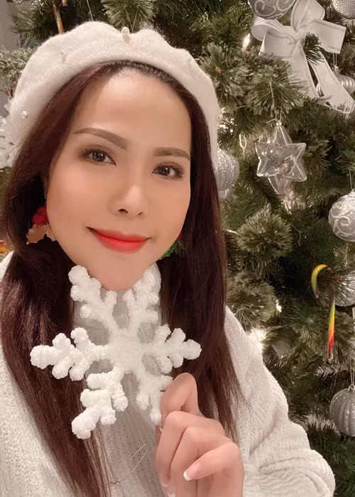 Thắm Bebe còn tố ngược chồng ngoại tình. “Tôi và chồng "cơm không lành, canh không ngọt" từ nhiều năm trước. Thời điểm đó, tôi phát hiện chồng cùng lúc qua lại với 2 người phụ nữ. Tôi đã yêu cầu chồng chấm dứt nhưng "ngựa quen đường cũ", anh vẫn qua lại với những người đàn bà kia. Tôi chán nản, nhiều lần muốn dứt áo ra đi nhưng vì quá thương con nên đành cam chịu”, cô nói. Ảnh: FB Thắm Bebe