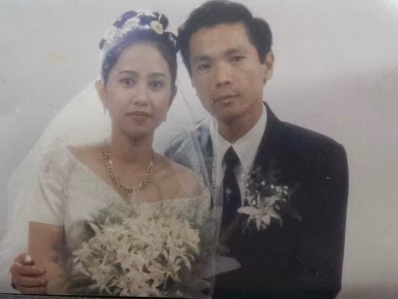 Mới đây, trên trang cá nhân, NSND Trung Anh chia sẻ ảnh cưới 24 năm trước. Đồng thời, ông bố hai con kể câu chuyện hài hước liên quan đến đám cưới. Ảnh: FBNV