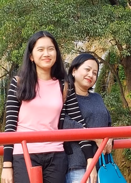 Trung Anh chia sẻ trên Ngôi sao: “Là đàn ông, lại đi nhiều nên tôi không biết gì mấy về chuyện học hành của con. Tất cả phần lớn nhờ vợ tôi. Cô ấy không những quán xuyến hết việc gia đình mà còn quan tâm sát sao chuyện học của các con”. Ảnh: FBNV