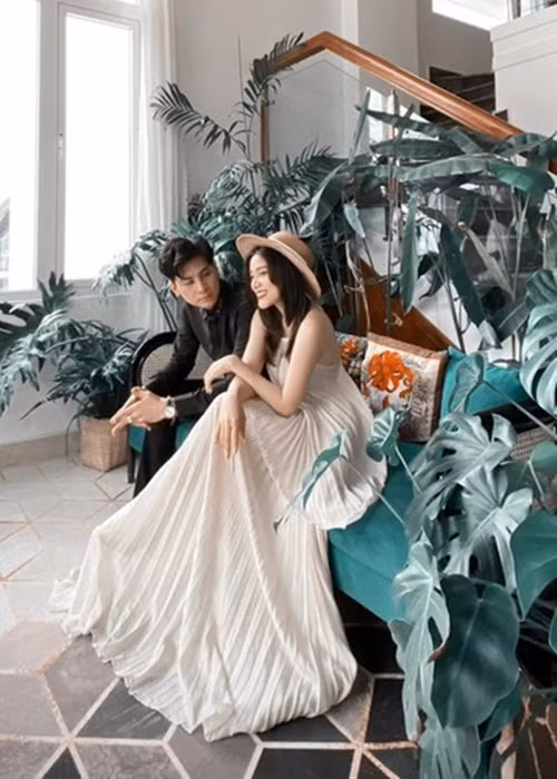 Loạt ảnh Phi Hùng bên nữ đồng nghiệp khiến nhiều cư dân mạng chú ý. Ảnh: FB Phi Hùng