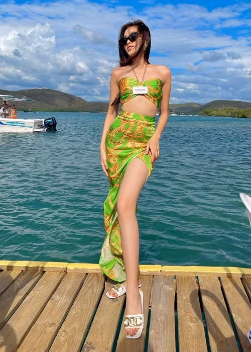 Ở một hoạt động ngoài trời mới đây, đại diện Việt Nam diện áo crop top dạng bra kết hợp với chân váy khoe vóc dáng gợi cảm.