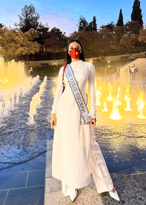 Nhiều khán giả Việt Nam đánh giá cao lựa chọn trang phục của Kim Duyên.