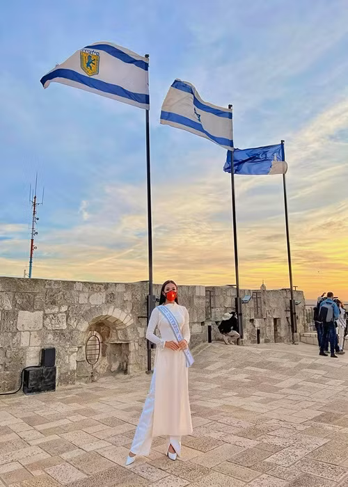 Khi đi thăm di tích lịch sử nổi tiếng Bức tường than khóc tại Israel cùng các thí sinh khác, Kim Duyên lựa chọn trang phục áo dài truyền thống.