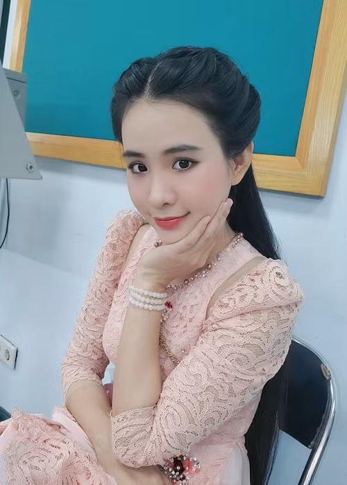 Con gái nuôi của Phi Nhung vừa chia sẻ hình ảnh hậu trường quay hình một chương trình ở đài truyền hình. Ảnh: FB Quỳnh Trang
