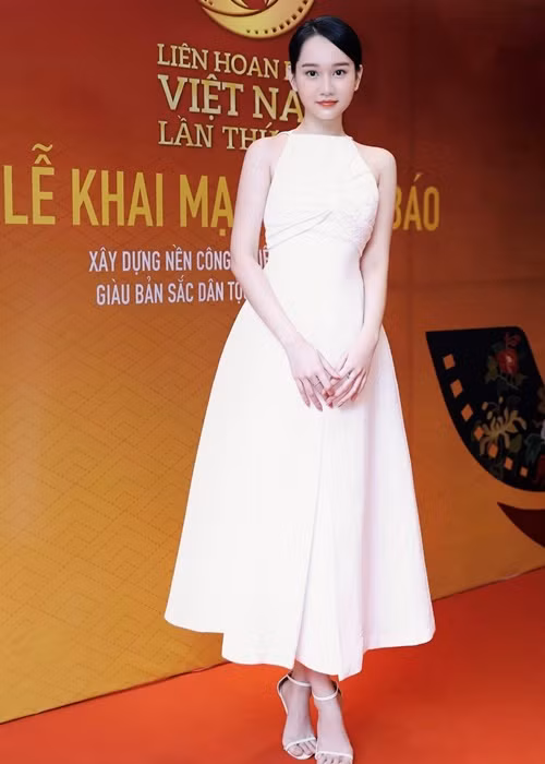 Ngoài ra, bà Dung Bình Dương chia sẻ, tại LHP Việt Nam lần thứ 22 ở Huế vừa diễn ra, Trúc Anh đi chung đoàn phim “Ngốc ơi, tuổi 17” nhưng đến trễ giờ dự thảm đỏ hơn 1 tiếng. Ảnh: FB Trúc Anh