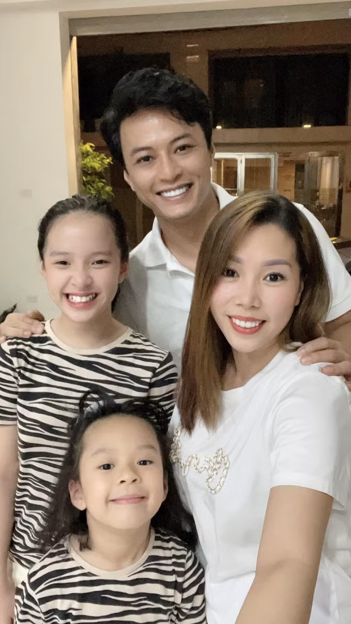 Hồng Đăng là một trong những nam diễn viên điển trai nhất màn ảnh Việt nên Anh Đào có phần thiệt thòi khi một số khán giả so sánh ngoại hình hai vợ chồng. Tuy nhiên, rất nhiều người hâm mộ cũng phải thừa nhận, bà xã Hồng Đăng tuy không lộng lẫy, kiều diễm theo kiểu các ngôi sao giải trí nhưng là người phụ nữ đẹp, gương mặt xinh xấn và thân hình cân đối trẻ trung, đặc biệt là thần thái tự tin tràn đầy năng lượng.