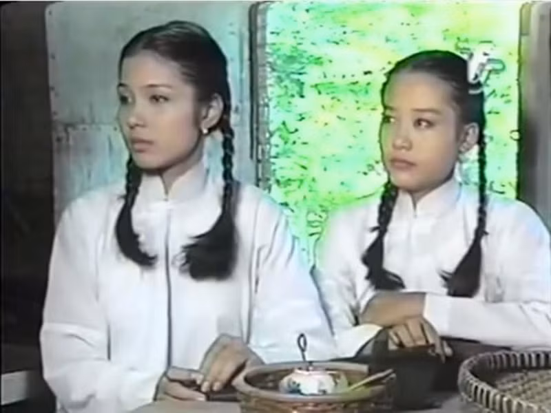 Đóng Bạch Vân - em gái của Bạch Cúc trong “Người đẹp Tây Đô”, Hồng Ánh ghi điểm dù thuộc tuyến diễn viên phụ. Sau bộ phim này, cô ngày càng thăng hoa trong sự nghiệp. Các bộ phim gây ấn tượng của Hồng Ánh có “Đời cát”, “Trăng nơi đáy giếng”, “Cây táo nở hoa”. Ngoài đóng phim, nữ diễn viên Hồng Ánh còn làm đạo diễn. Bộ phim “Đảo của dân ngụ cư” do Hồng Ánh làm đạo diễn từng đạt nhiều giải thưởng trong nước và quốc tế. Ảnh: Một thế giới