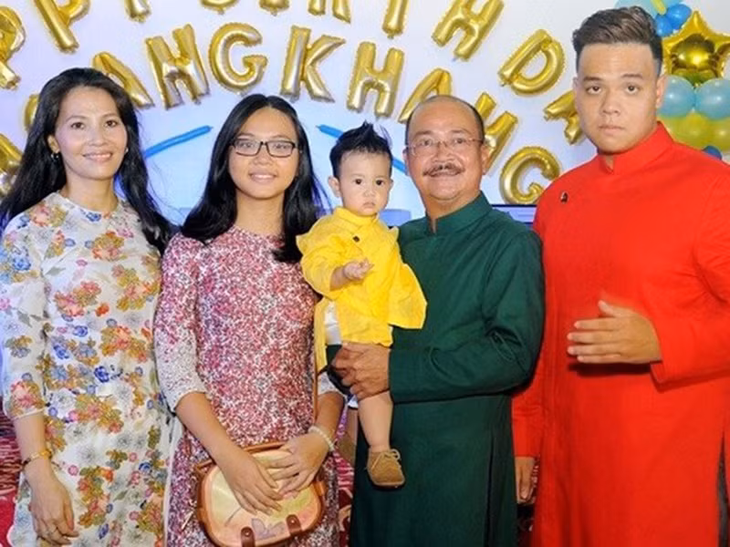 Nghệ sĩ Hoàng Sơn đã lập gia đình. Vợ của anh là Phạm Thị Diệp Thanh. Cô từng học chung khóa diễn viên Trường Nghệ thuật sân khấu 2 với Hoàng Sơn. Cả hai yêu nhau khi còn là sinh viên. Sau nhiều năm chung sống, Hoàng Sơn và Diệp Thanh có 3 người con: 2 trai, 1 gái. Ảnh: Giao thông