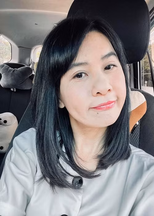 Cát Phượng vừa làm rõ bình luận chia tay. "Tôi với Kiều Minh Tuấn vẫn đang rất bình thường, khi nào có chuyện gì đích thân tôi sẽ thông báo trên Facebook cá nhân khi đó mọi người hãy tin. Tôi trả lời bình luận như thế là vì thấy dân mạng kia đưa ra lý lẽ buồn cười quá. Chứ chúng tôi không có chia tay", cô chia sẻ trên Tri thức trẻ. Ảnh: FB Cát Phượng