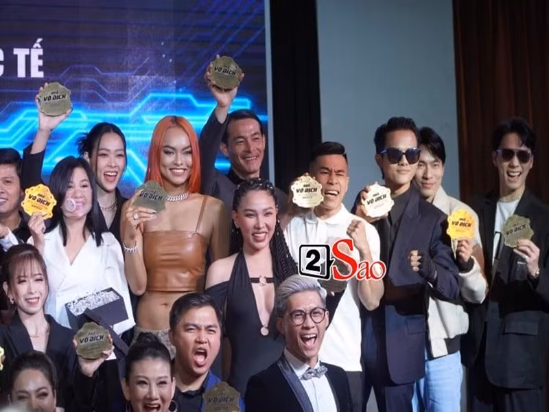 Trên Công lý và xã hội, Cát Phượng giải thích: "Chiều nay, tôi đến họp báo trễ vì phải ghé bệnh viện lấy thuốc điều trị. Anh Tuấn đến sớm hơn vì từ đoàn phim qua. Thêm vào đó, chúng tôi phải ngồi theo team như lúc tham gia chương trình. Sau đó, anh Tuấn nhắn với tôi là anh phải về sớm đi quay. Tôi cũng nói với anh là anh có việc thì cứ đi, tôi bắt grab về cho tiện. Chuyện chỉ có vậy thôi". Ảnh: Vietnamnet