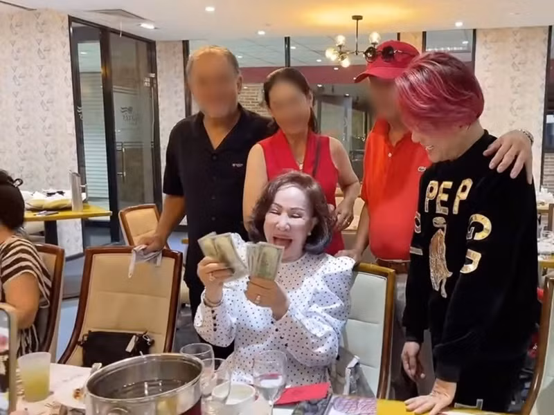 Mới đây, ca sĩ Vũ Hà tặng vợ 1.000 USD cùng một món nữ trang. Ảnh: Yan