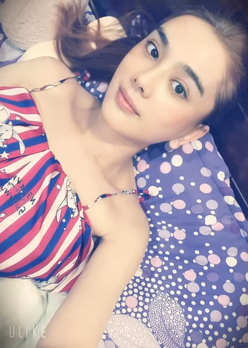 Trong một livestream, nữ ca sĩ chuyển giới xác nhận làm mẹ đơn thân. Ảnh: FB Lâm Khánh Chi