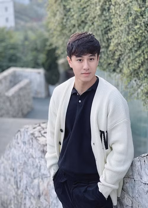 Anh được nhiều khán giả khen ngợi điển trai.