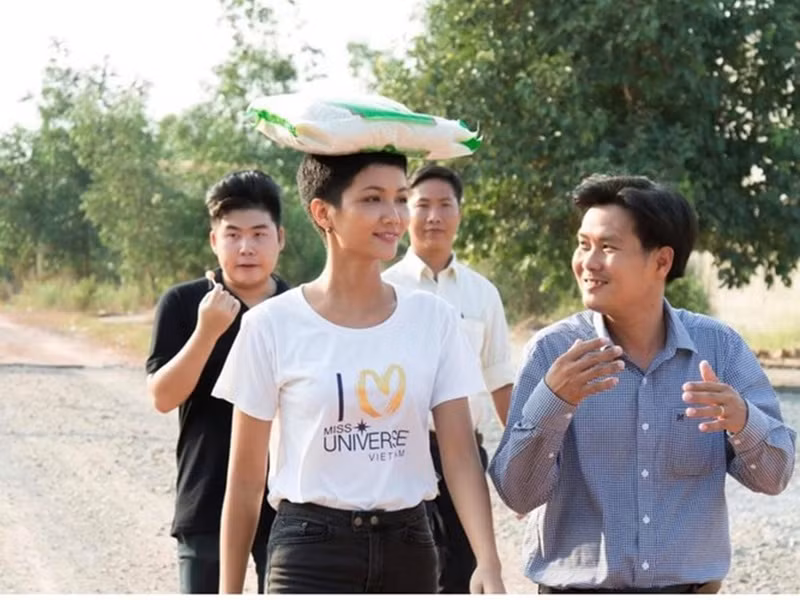 H’hen Niê luôn tích cực tham gia hoạt động thiện nguyện. Cô từng dành hết số tiền 1 tỷ đồng phần thưởng từ danh hiệu Hoa hậu Hoàn vũ Việt Nam 2017 để quyên góp cho các dự án thiện nguyện của mình. Ảnh: FB H’hen Niê
