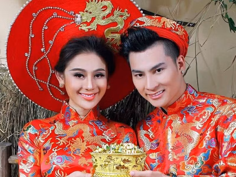 Nhìn lại cuộc hôn nhân của Lâm Khánh Chi và Phi Hùng, người trong cuộc từng tiết lộ những điều phiền lòng về nhau. Năm 2018, trong một chương trình, Lâm Khánh Chi cho biết, trong thời gian quen Phi Hùng, điều khiến cô phiền lòng là chồng vẫn trao đổi qua lại với tình cũ. Theo Phi Hùng, vì không muốn ảnh hưởng đến công việc, cảm xúc của Lâm Khánh Chi, anh không nói thật với vợ. Khi biết được chuyện này, nữ ca sĩ chuyển giới chọn cách bỏ qua cho chồng vì cô tin Phi Hùng là người sống thật và rất hiền lành. Ngoài ra, Lâm Khánh Chi cho biết, vợ chồng cô căng thẳng vì Phi Hùng quá nghiện game online.