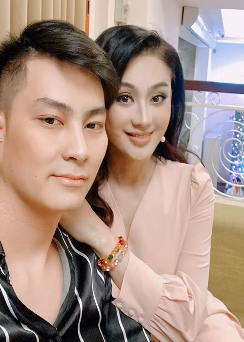 Thông tin Lâm Khánh Chi - Phi Hùng chia tay vừa được người trong cuộc xác nhận. Phi Hùng cho biết, mối quan hệ giữa anh và vợ chuyển giới đã kết thúc. Chia sẻ của Phi Hùng khiến nhiều người bất ngờ bởi gần đây, hai vợ chồng anh vẫn tương tác.