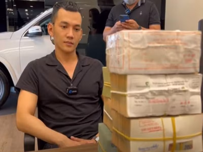 Trên trang cá nhân, Lý Bình vừa chia sẻ clip mạnh tay chi tiền mua quà Giáng sinh cho Phương Trinh Jolie. Ảnh chụp màn hình