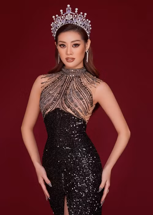 Khi mới đăng quang Hoa hậu Hoàn vũ Việt Nam 2019, Khánh Vân phải đối mặt antifan khi những người không thích cô liên tục công kích, châm chọc vì cụm từ “trái tim yêu thương” trong phần ứng xử chung kết của người đẹp. Ảnh: FB Khánh Vân