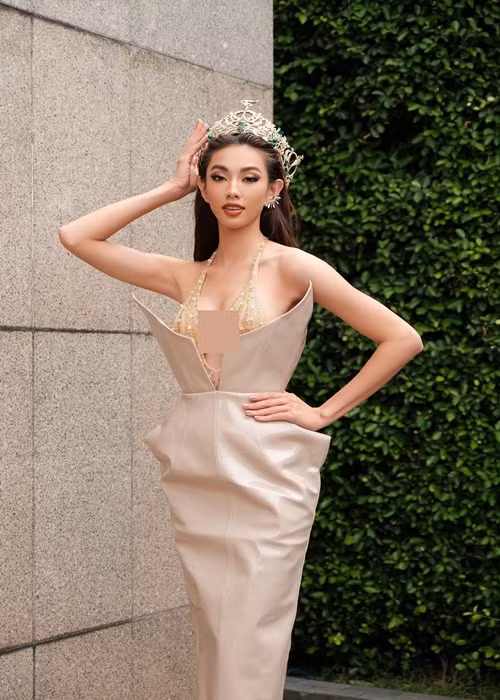 Nàng hoa hậu sinh năm 1998 mặc váy xẻ ngực sâu trong một buổi phỏng vấn. Ảnh: Miss Grand International
