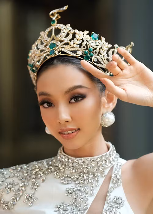Sau vài ngày liên tục trả lời phỏng vấn hậu đăng quang, Thùy Tiên chính thức rời khách sạn để dọn về căn hộ mới cùng với ê-kíp. Ảnh: Miss Grand International