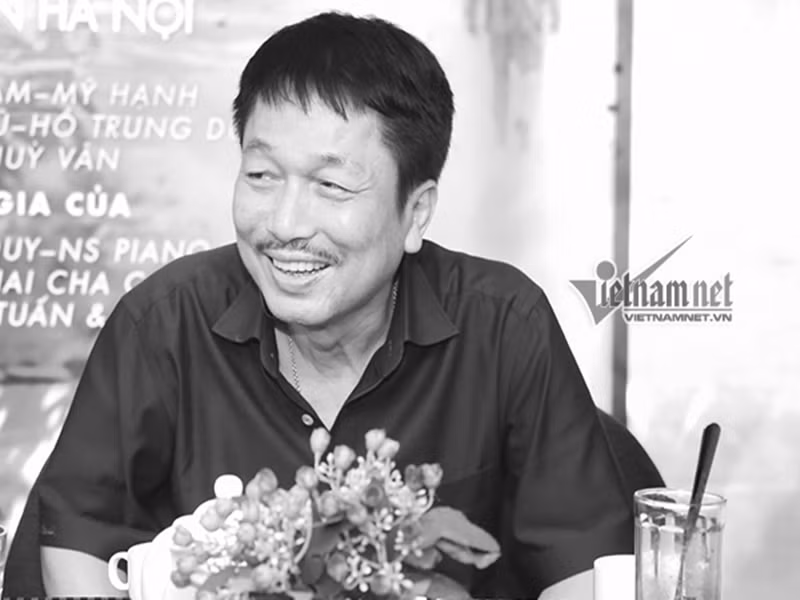 Trong cuộc phỏng vấn với Vietnamnet, nhạc sĩ Phú Quang chia sẻ về mối quan hệ của ông với những người vợ cũ: “Tôi từng bị khủng hoảng niềm tin từ rất sớm nhưng chính những người phụ nữ bù đắp cho cuộc đời tôi. Họ đều là những người tôi trân trọng và tôi nghĩ mình cũng nhận được sự trân trọng từ họ. Mỗi lần đi ăn cùng các con tôi vẫn rủ vợ cũ. Chúng tôi vui vẻ như những người bạn với nhau”. Ảnh: Vietnamnet