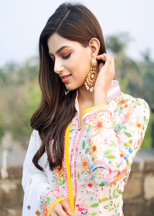 Trong chung kết, đại diện Ấn Độ đã giả tiếng mèo kêu. Ảnh: Miss Diva