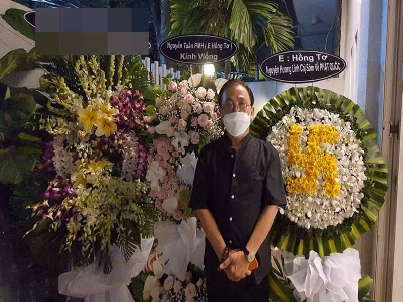 "Tôi không thể giấu được nỗi đau của mình, đó là một sự mất mát lớn", nghệ sĩ Hồng Tơ nghẹn ngào chia sẻ trên Dân Trí trong tang lễ của nghệ sĩ Kim Huệ. Ảnh: Dân Trí
