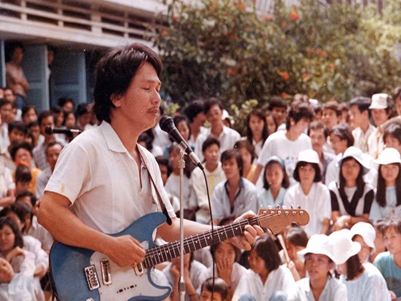 Theo nhạc sĩ Nguyễn Thụy Kha, nhạc sĩ Phú Quang tiếp tục tu nghiệp chỉ huy tại Nhạc viện Hà Nội và thành lập ban nhạc “Mùa thu” chơi nhạc bán cổ điển và chuyển soạn thành công nhiều ca khúc, đặc biệt là “Bài ca xây dựng” của Hoàng Vân do Phú Quang phối khí. Nhạc sĩ Nguyễn Thụy Kha gặp nhạc sĩ Phú Quang năm 1978. Lúc đó, Phú Quang đã bắt đầu viết ca khúc. Ảnh: Thể thao và văn hóa