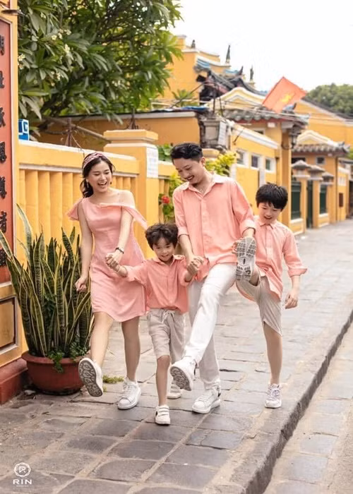 Lâm Vỹ Dạ từng khẳng định vợ chồng cô hiếm khi ghen khi thấy nửa kia tình tứ quá mức với bạn diễn. Còn Hứa Minh Đạt bất ngờ tiết lộ Lâm Vỹ Dạ từng ghen tuông. Ảnh: FB Hứa Minh Đạt