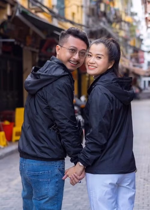 Hứa Minh Đạt hết mực chiều chuộng vợ. Lâm Vỹ Dạ từng cho biết, Hứa Minh Đạt luôn hỗ trợ cô trong việc chăm sóc con để cô yên tâm đi diễn. Trên trang cá nhân, nam diễn viên cũng thường xuyên dành những lời có cánh cho vợ. Ảnh: FB Hứa Minh Đạt