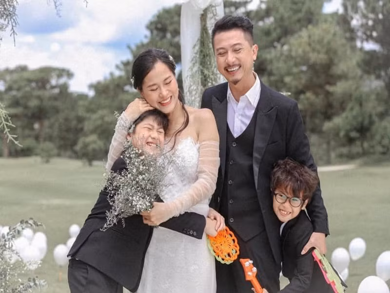 Nam diễn viên kể, khi Lâm Vỹ Dạ mới sinh con trai đầu lòng, anh uống rượu với bạn bè, vì say quá nên không về được cũng không nghe điện thoại của vợ do hết pin. “Dạ nghĩ đêm đó tôi đi chơi với một người con gái khác nên Dạ đã lấy điện thoại tôi và đập xuống đất. Tôi không giải thích. Sau này Dạ biết ghen tuông không đúng nên đã mua lại cho tôi điện thoại mới”, Hứa Minh Đạt cho hay. Ảnh: FB Hứa Minh Đạt